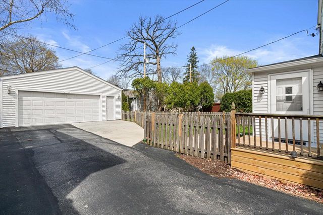 527 N 114th STREET, Wauwatosa, WI 53226