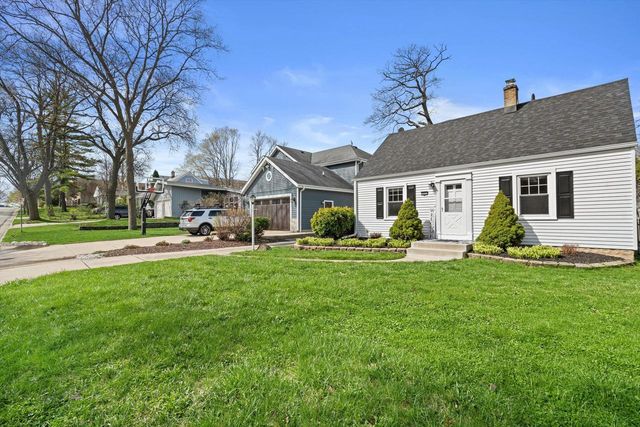 527 N 114th STREET, Wauwatosa, WI 53226