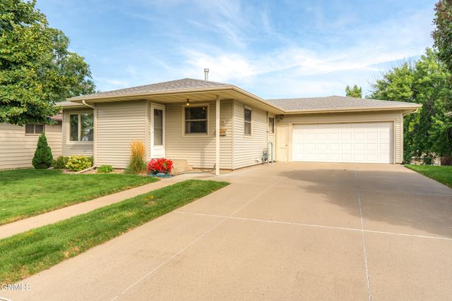 224 Kavaney Drive, Bismarck, ND 58501 property photo