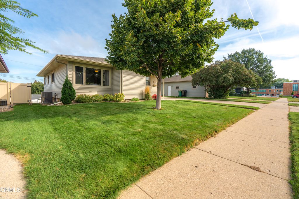 224 Kavaney Drive, Bismarck, ND 58501 photo 2