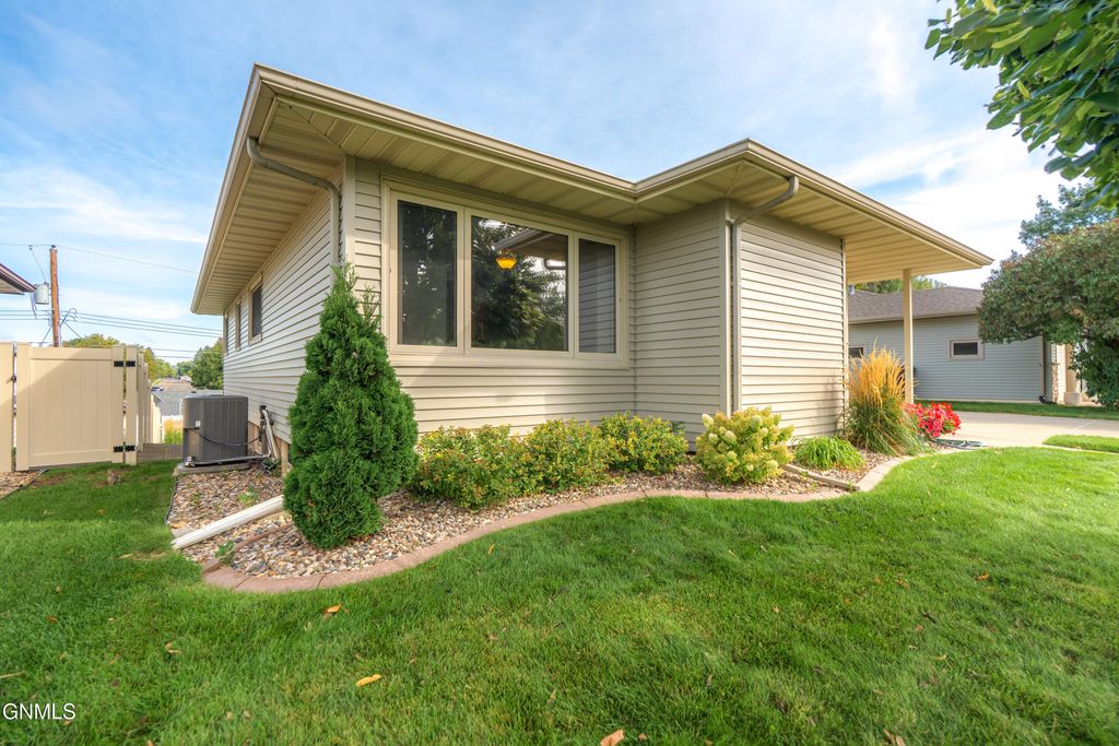 224 Kavaney Drive, Bismarck, ND 58501 photo 3