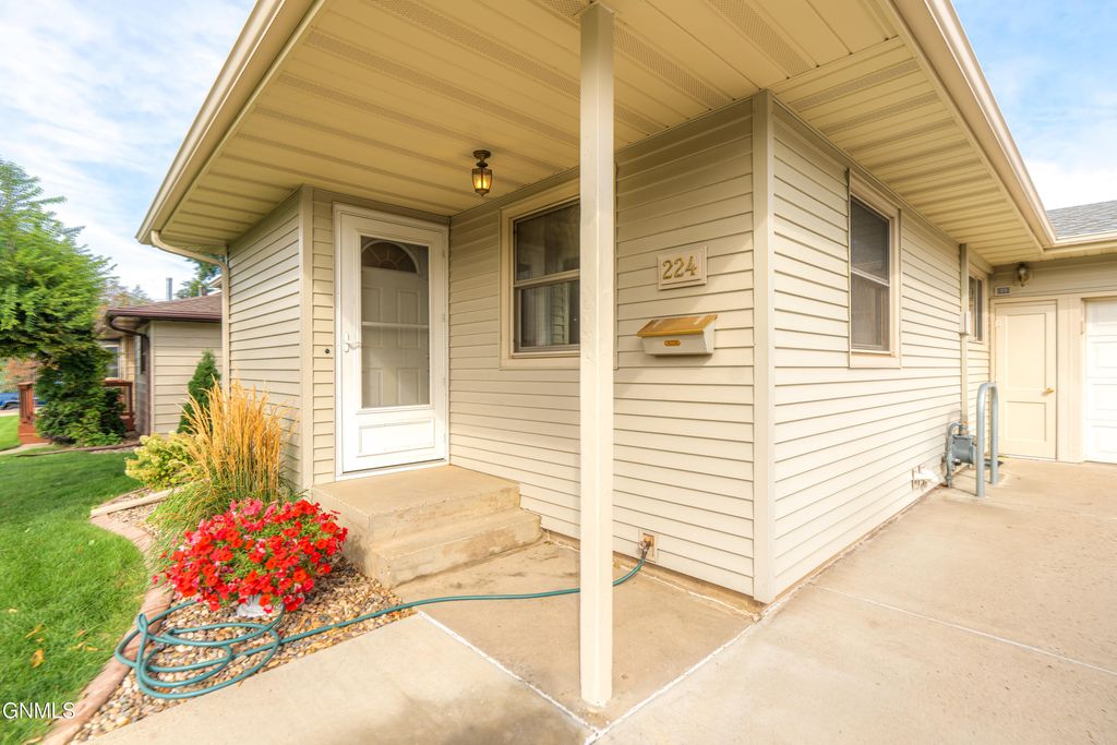 224 Kavaney Drive, Bismarck, ND 58501 photo 4