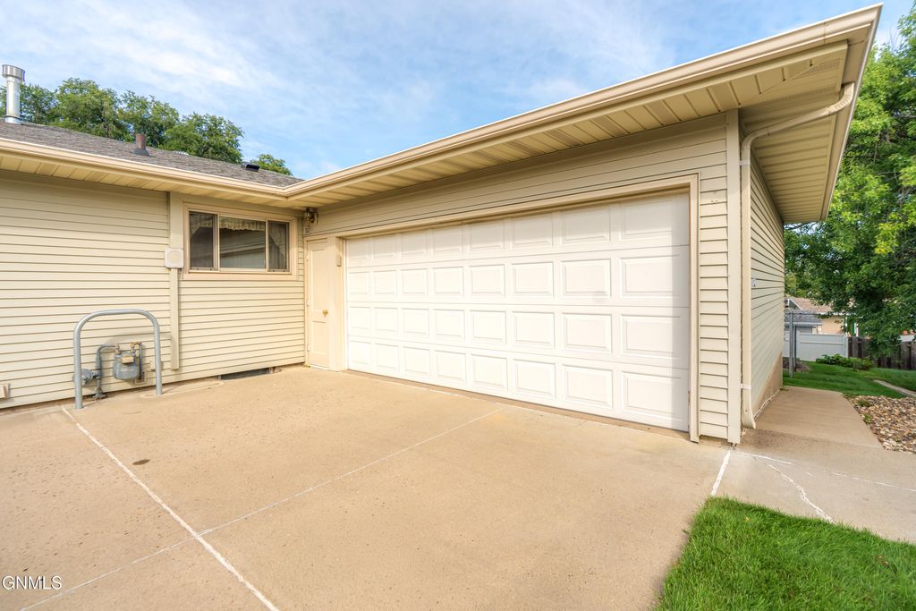 224 Kavaney Drive, Bismarck, ND 58501 photo 5