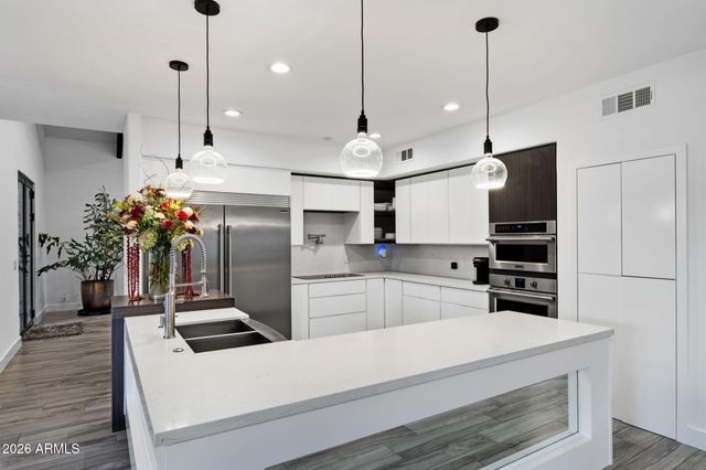 20 E LOS ARBOLES Circle, Tempe, AZ 85284