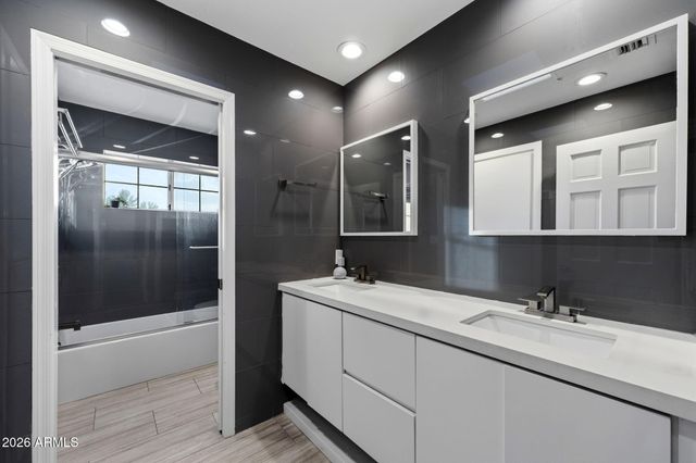 20 E LOS ARBOLES Circle, Tempe, AZ 85284