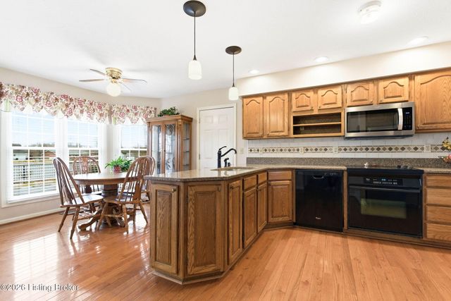 137 Spring Dr, Mt Washington, KY 40047