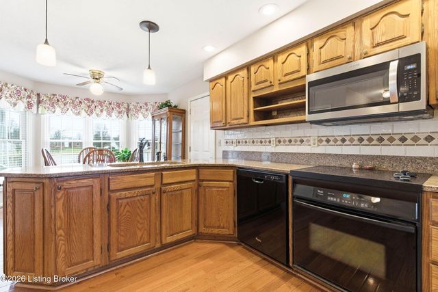 137 Spring Dr, Mt Washington, KY 40047