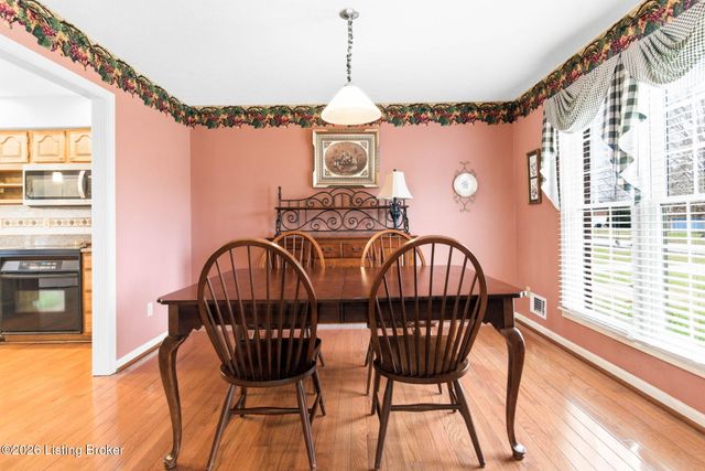 137 Spring Dr, Mt Washington, KY 40047