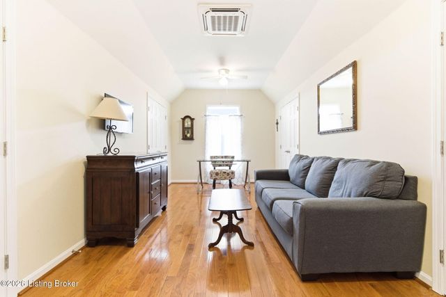 137 Spring Dr, Mt Washington, KY 40047