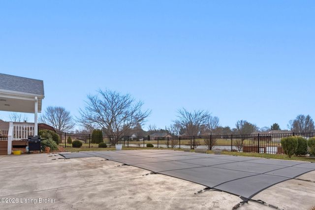 137 Spring Dr, Mt Washington, KY 40047