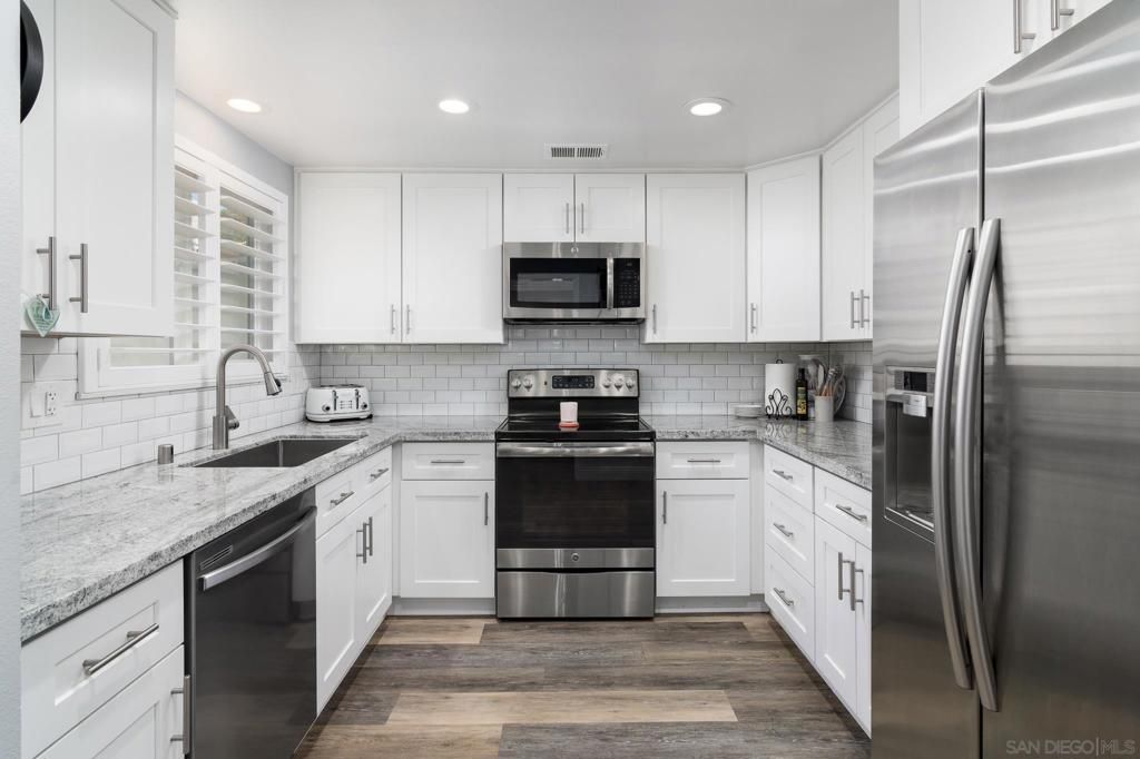 Image 14 of property listing at 16657 Roca Dr, San Diego, CA 92128