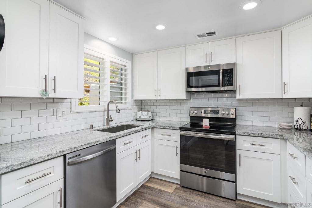 Image 15 of property listing at 16657 Roca Dr, San Diego, CA 92128