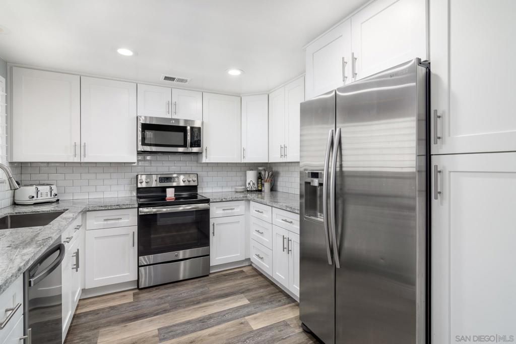 Image 16 of property listing at 16657 Roca Dr, San Diego, CA 92128