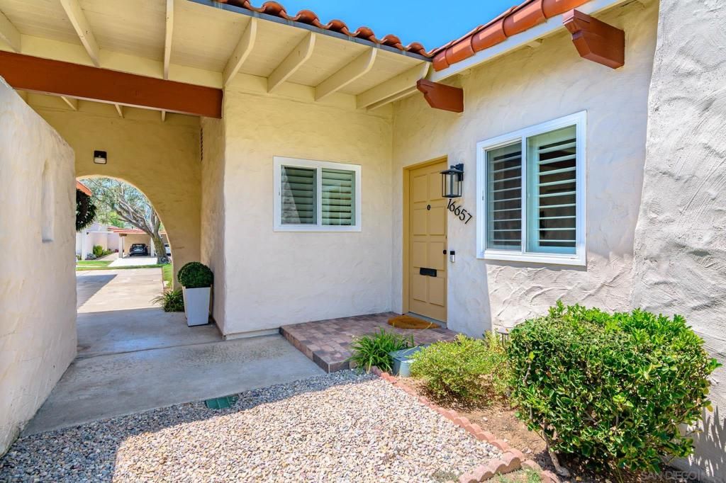 Image 3 of property listing at 16657 Roca Dr, San Diego, CA 92128