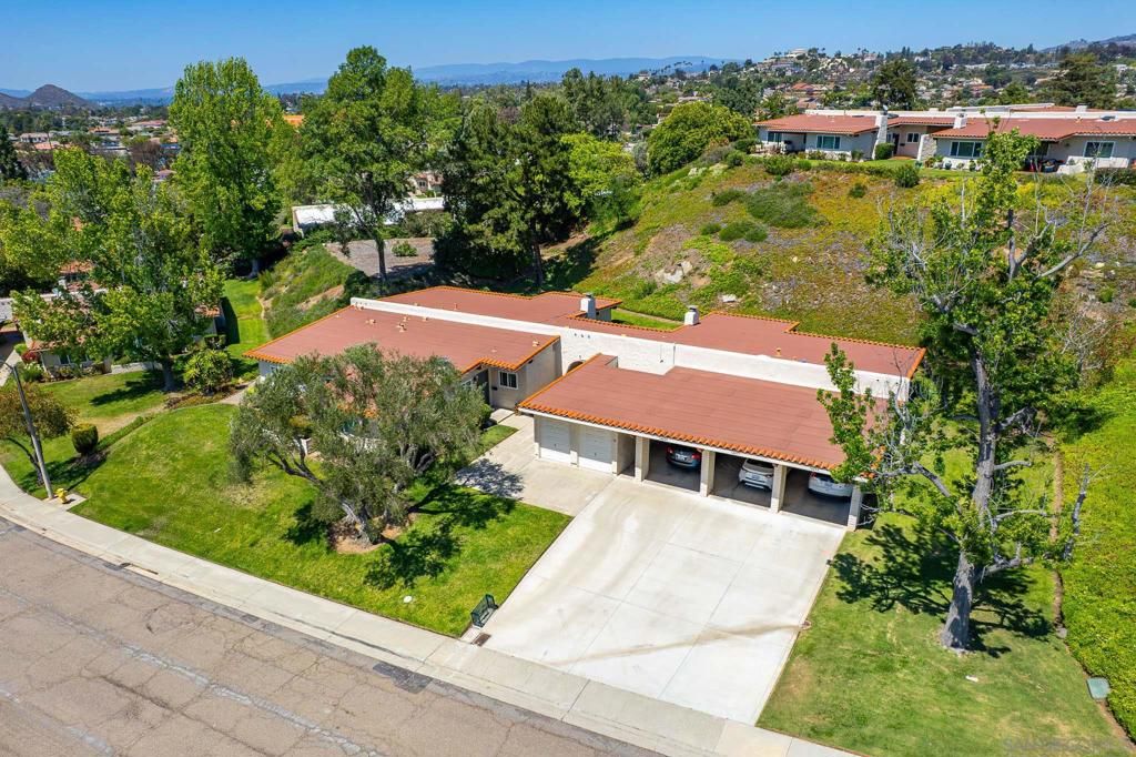 Image 37 of property listing at 16657 Roca Dr, San Diego, CA 92128