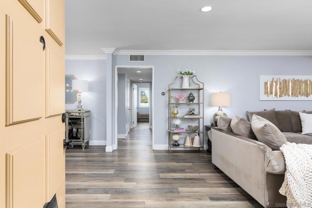 Image 4 of property listing at 16657 Roca Dr, San Diego, CA 92128