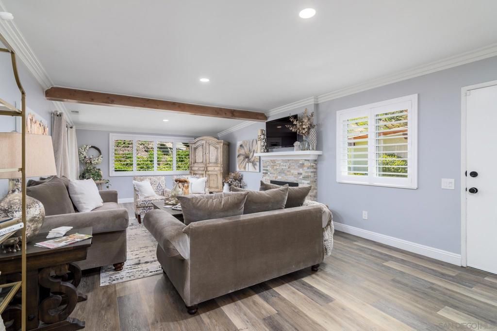 Image 5 of property listing at 16657 Roca Dr, San Diego, CA 92128