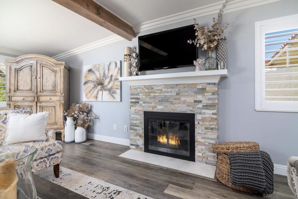 Image 6 of property listing at 16657 Roca Dr, San Diego, CA 92128