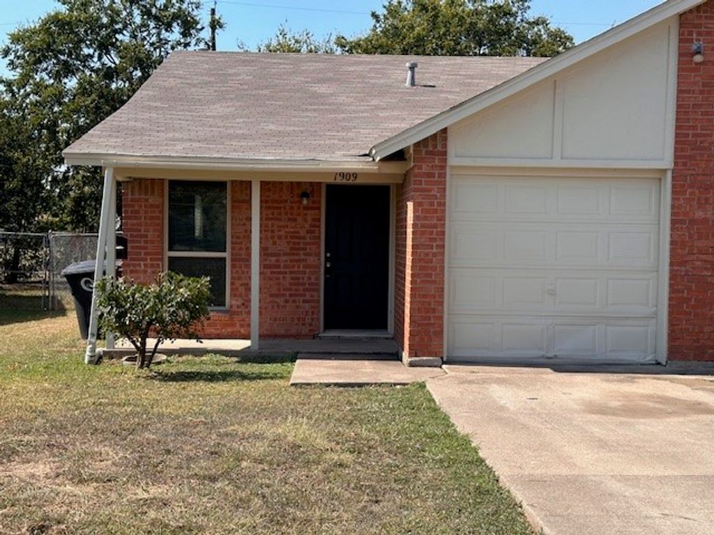 1909 Starling Court, Cleburne, TX 76033