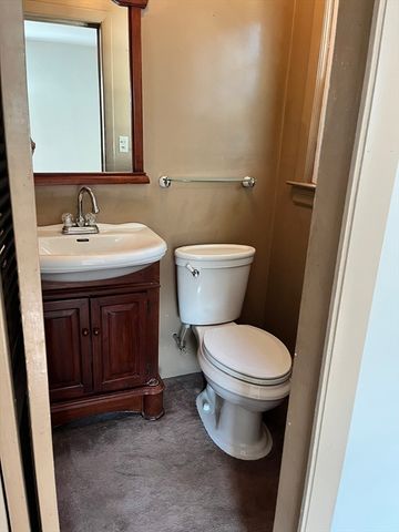 91 Pageotte St, Acushnet, MA 02743