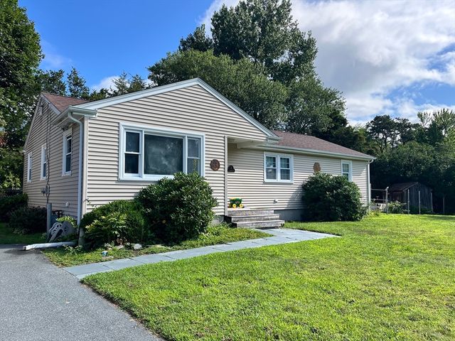 91 Pageotte St, Acushnet, MA 02743