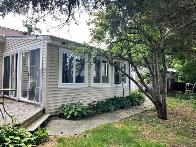 91 Pageotte St, Acushnet, MA 02743