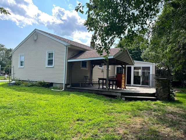 91 Pageotte St, Acushnet, MA 02743