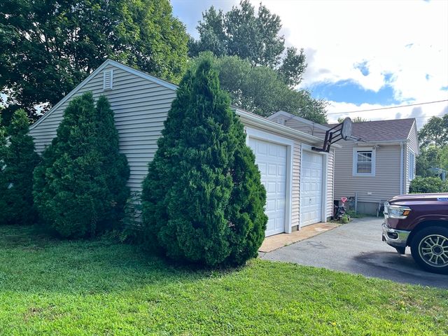 91 Pageotte St, Acushnet, MA 02743
