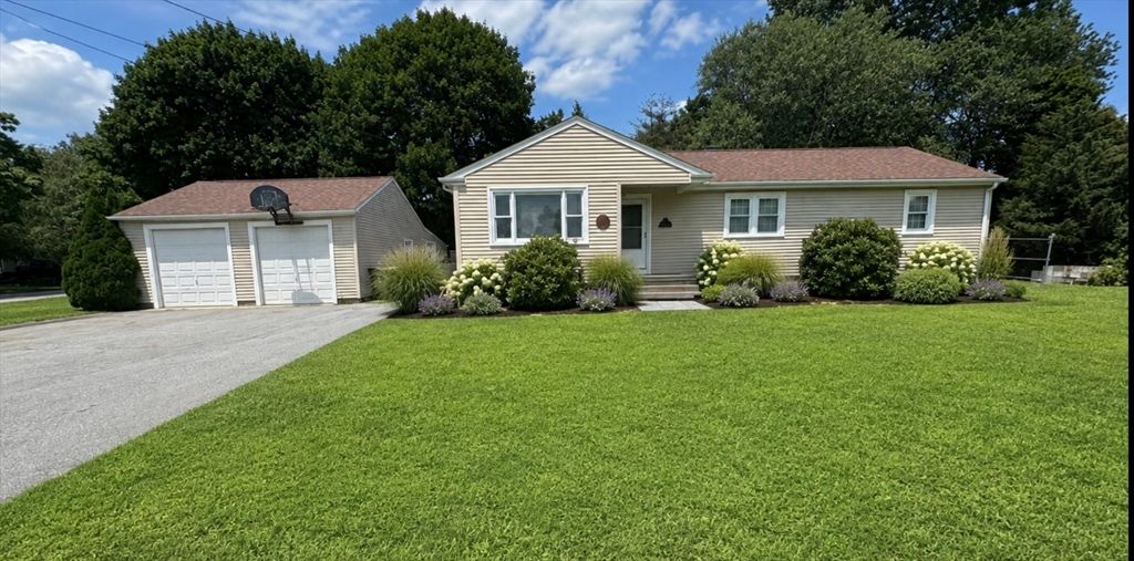 91 Pageotte St, Acushnet, MA 02743