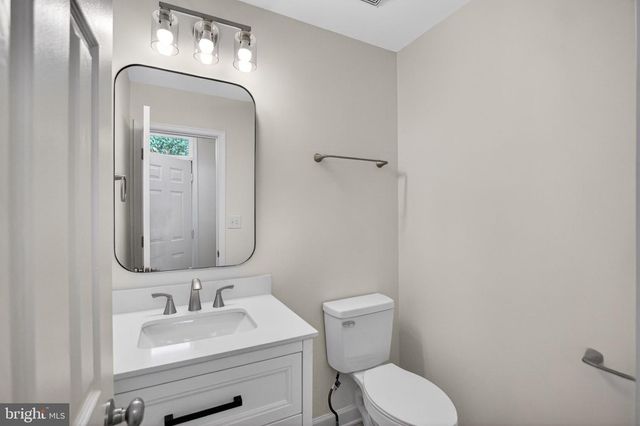 21152 HEDGEROW TER, Ashburn, VA 20147