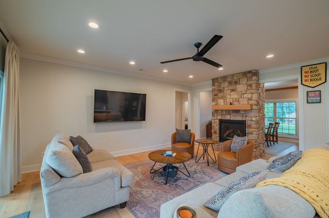 30 Pinehurst Dr, Manchester, TN 37355