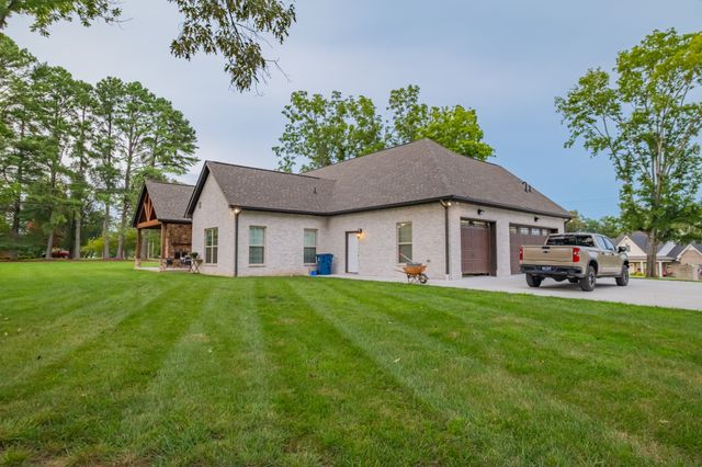30 Pinehurst Dr, Manchester, TN 37355