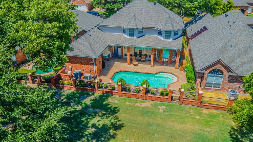 757 Village Green Drive, Desoto, TX 75115