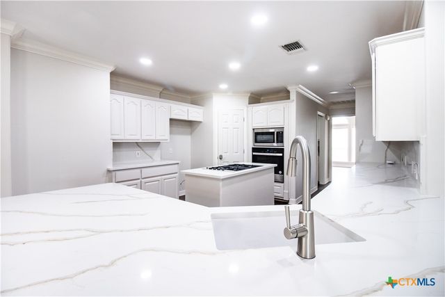 202 Ridge View, Victoria, TX 77904