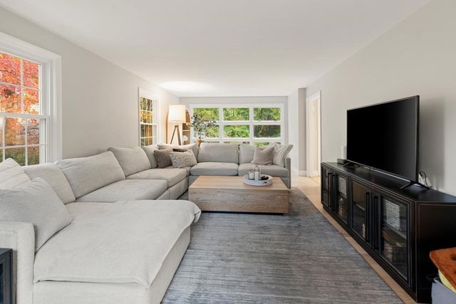 124 Hillside Rd, North Andover, MA 01845
