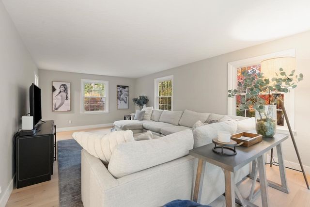 124 Hillside Rd, North Andover, MA 01845