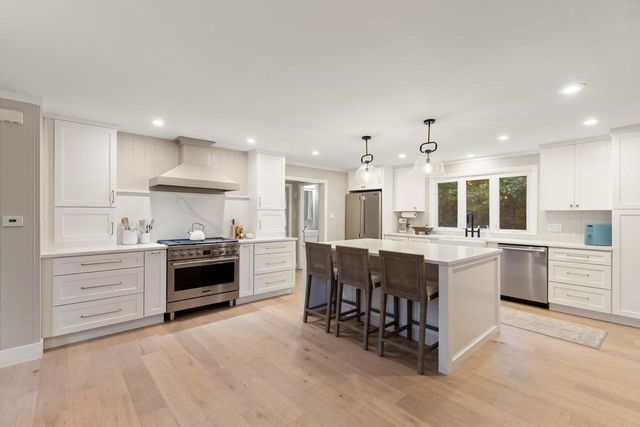 124 Hillside Rd, North Andover, MA 01845