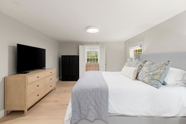124 Hillside Rd, North Andover, MA 01845