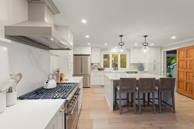 124 Hillside Rd, North Andover, MA 01845