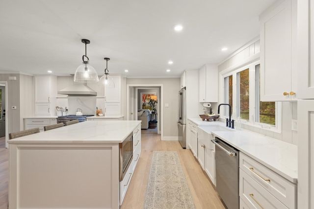 124 Hillside Rd, North Andover, MA 01845