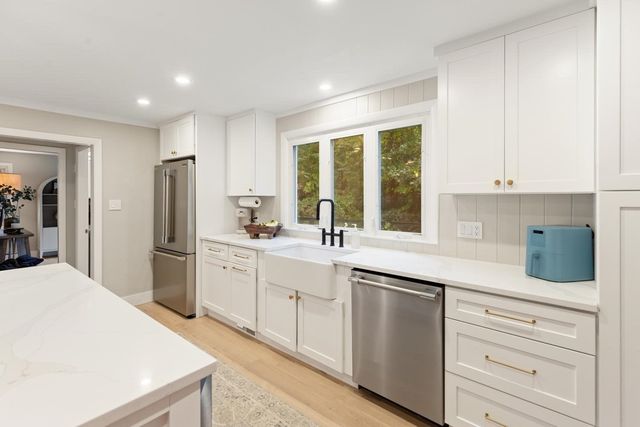 124 Hillside Rd, North Andover, MA 01845