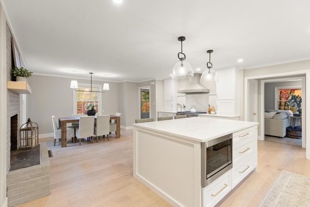 124 Hillside Rd, North Andover, MA 01845