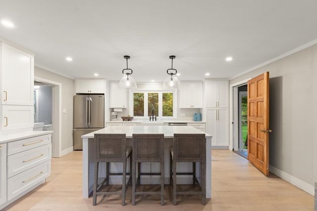 124 Hillside Rd, North Andover, MA 01845