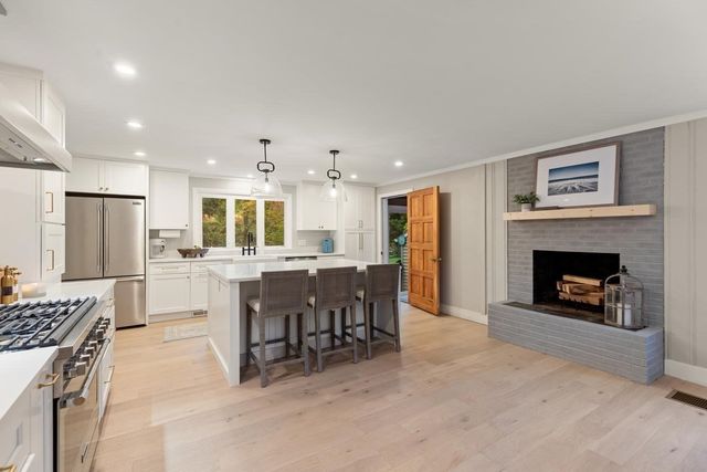 124 Hillside Rd, North Andover, MA 01845