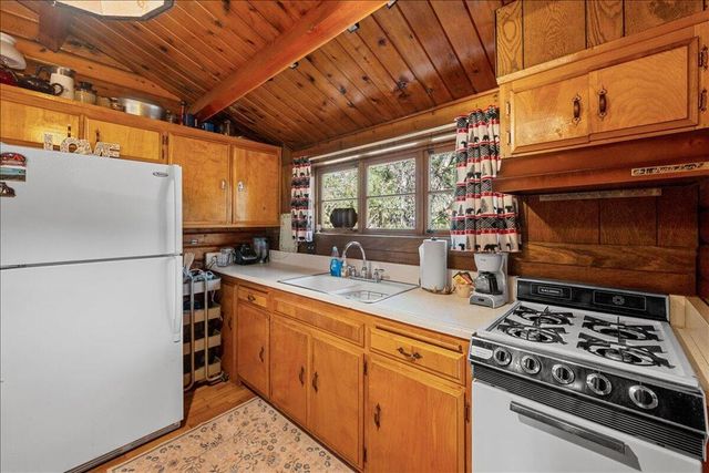 332 Cedar Lane, Sugarloaf, CA 92386