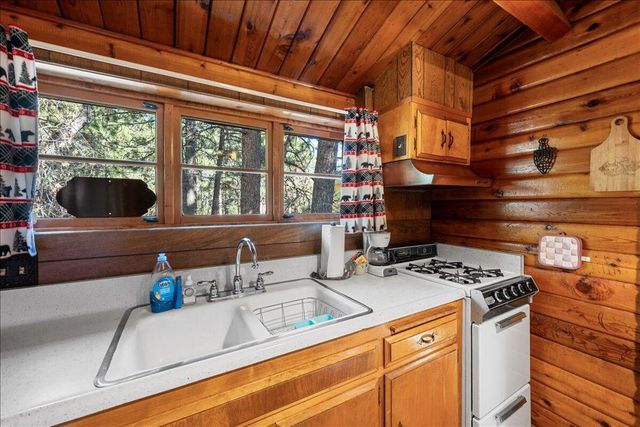 332 Cedar Lane, Sugarloaf, CA 92386