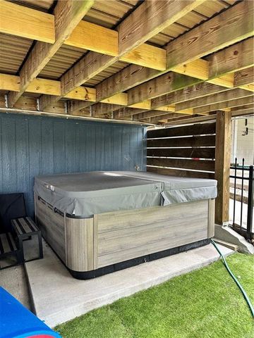 83 Beach Drive, Lake Tapawingo, MO 64015