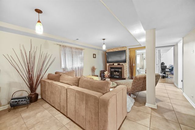 8850 S Mozart Avenue, Evergreen Park, IL 60805