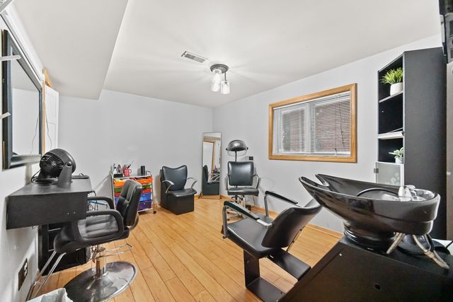 8850 S Mozart Avenue, Evergreen Park, IL 60805