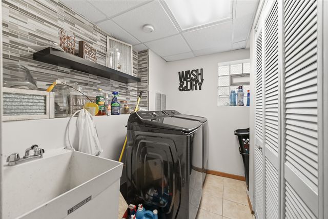 8850 S Mozart Avenue, Evergreen Park, IL 60805